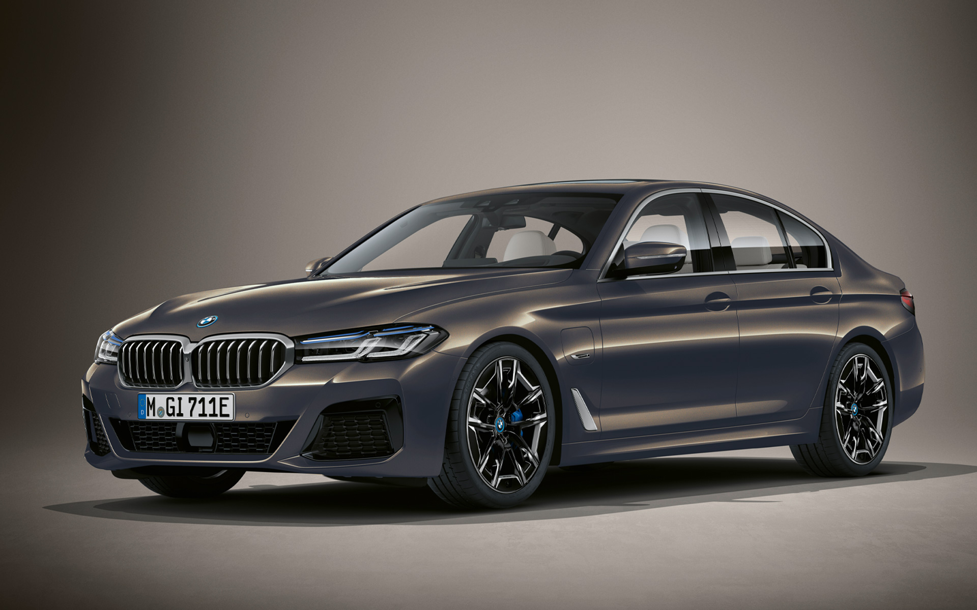 BMW 5er Limousine Individual G30 Facelift 2020 Dreiviertel-Front stehend in BMW Individual Alvitgrau metallic