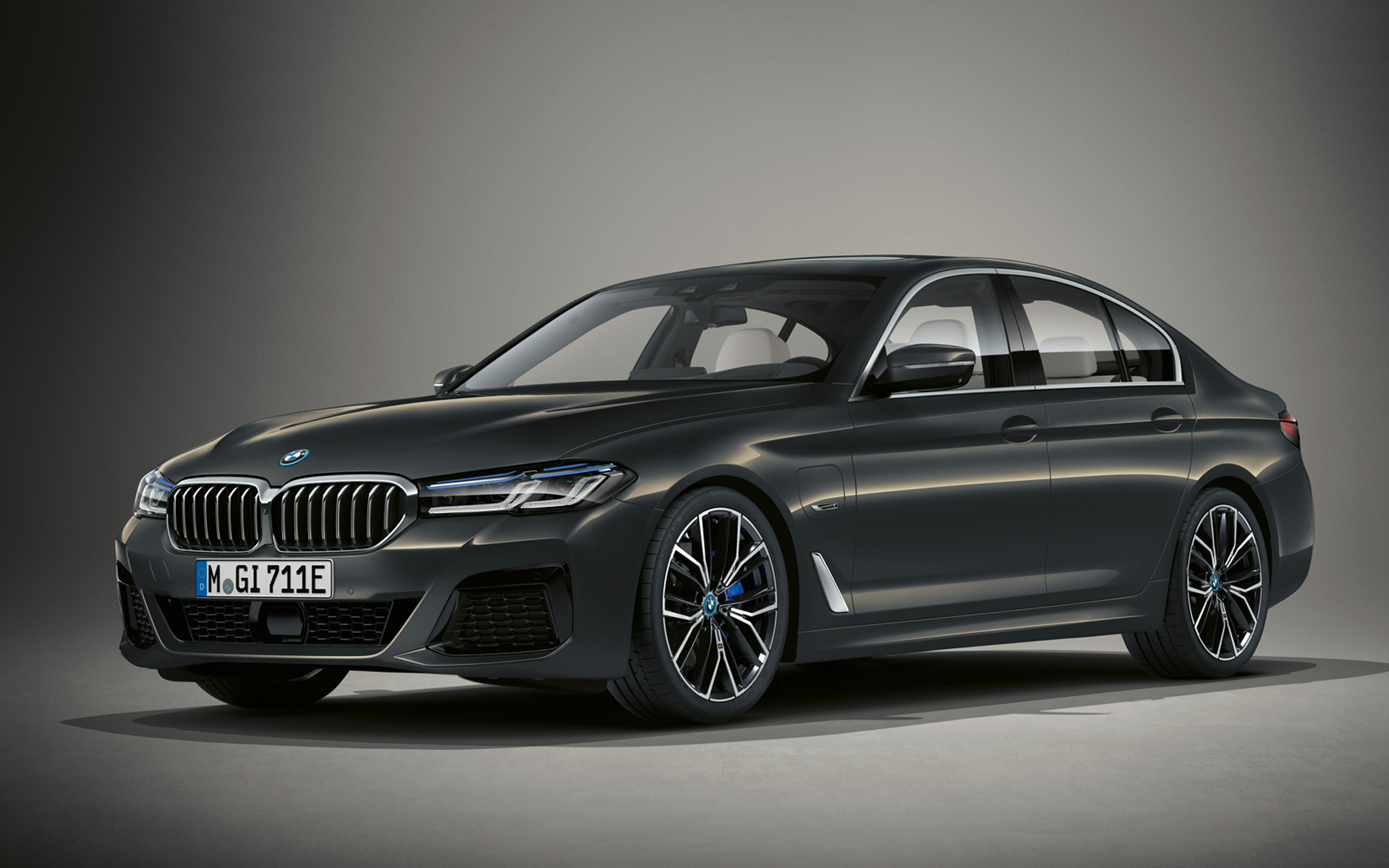 BMW 5er Limousine Individual G30 Facelift 2020 Dreiviertel-Front stehend in BMW Individual Dravitgrau metallic