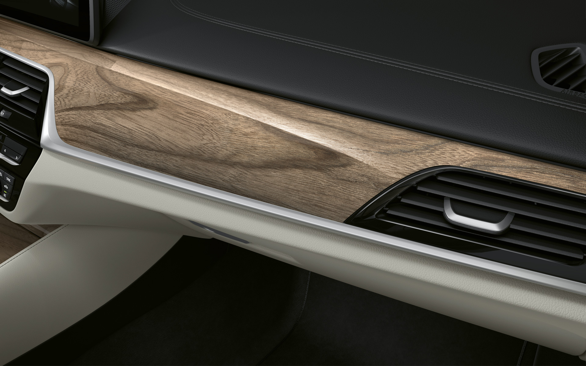 BMW 5er Limousine G30 Facelift 2020 Cockpit im Detail BMW Individual Interieurleisten Edelholzausführung Sen hellbraun