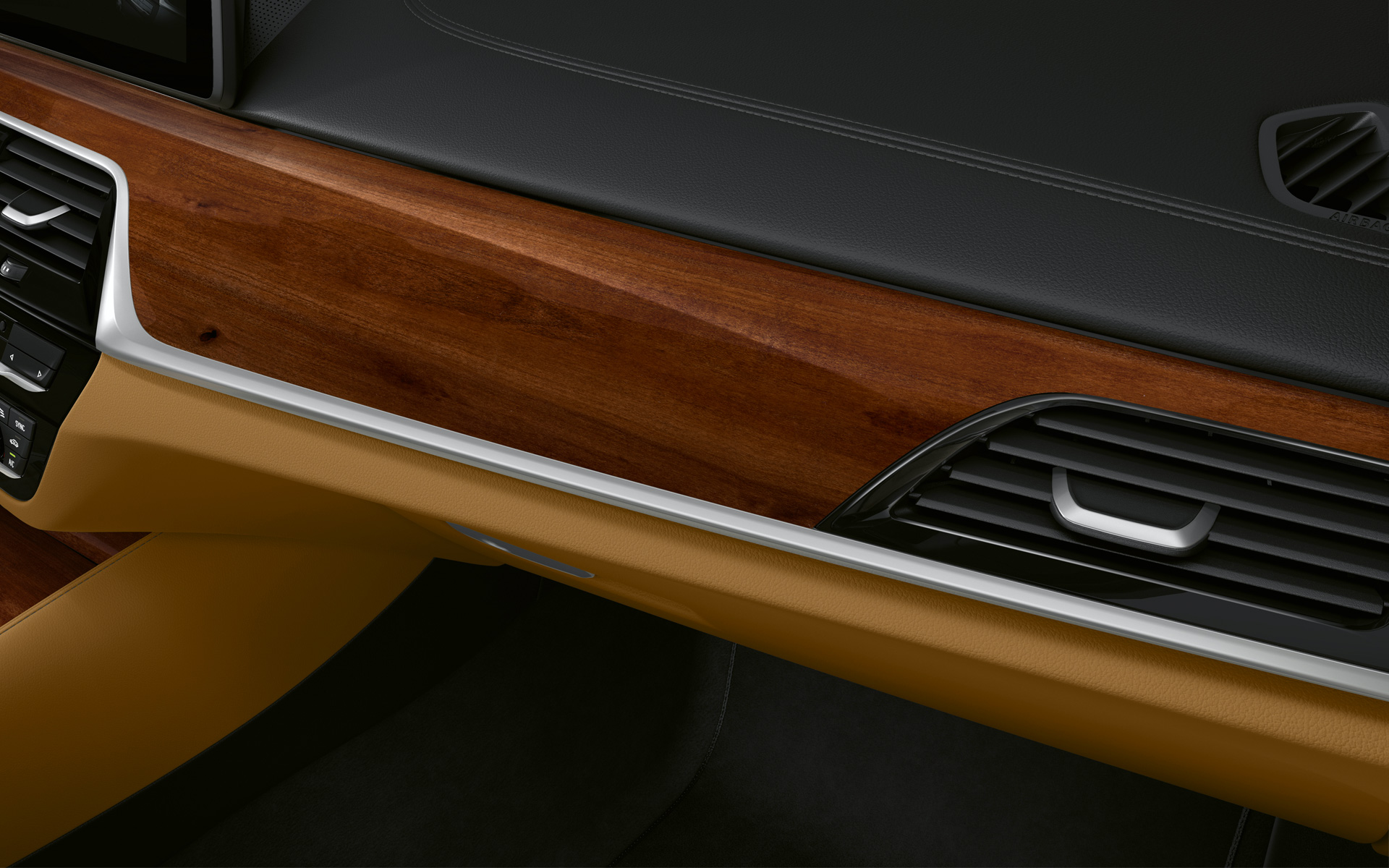 BMW 5er Limousine G30 Facelift 2020 Cockpit im Detail Interieurleiste BMW Individual Edelholzausführung Zwetschge braun hochglänzend mit Akzentleiste Perlglanz Chrom