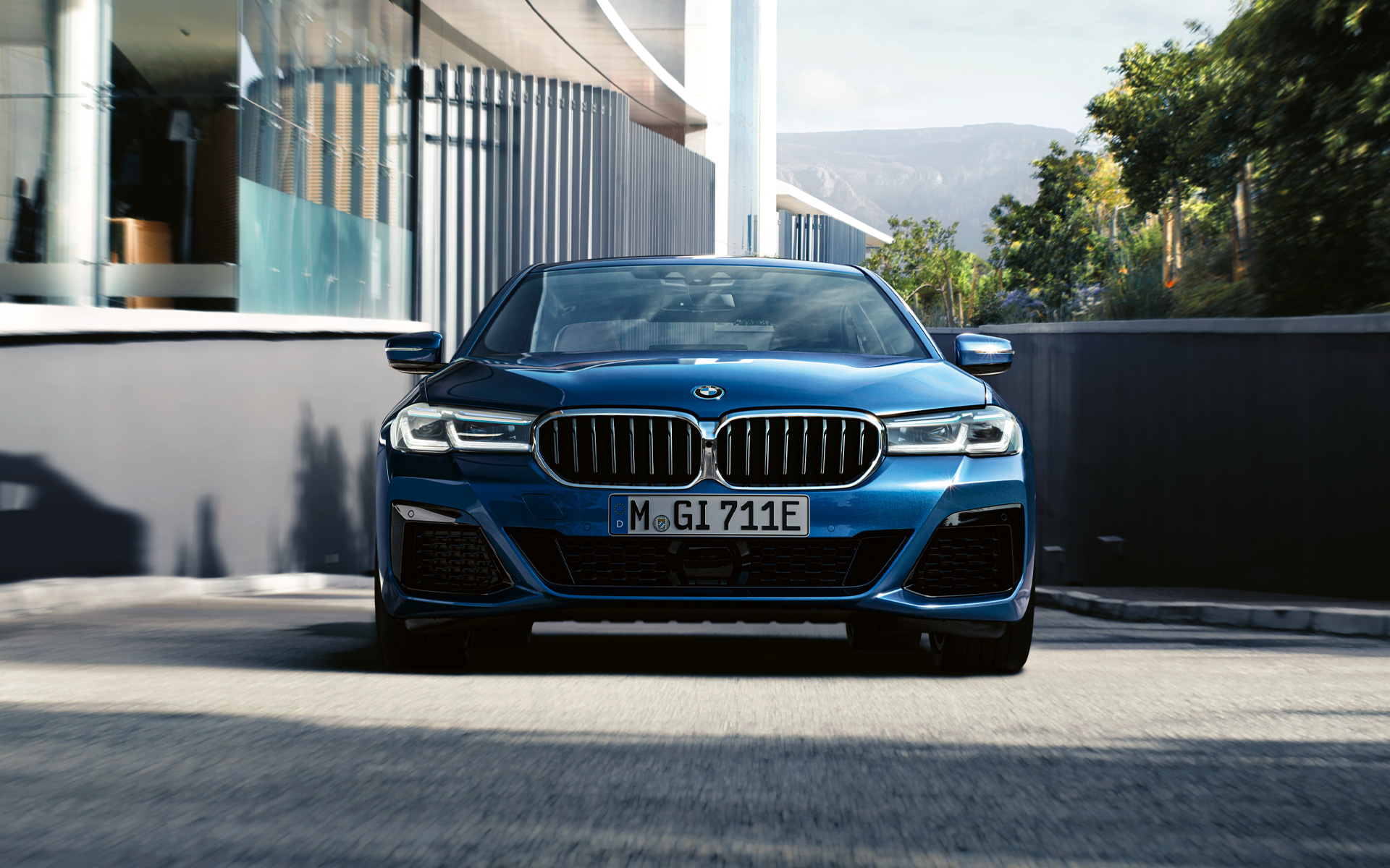 Doppelniere und Frontschürze BMW 5er Limousine G30 Facelift 2020 Phytonicblau Nahaufnahme Front