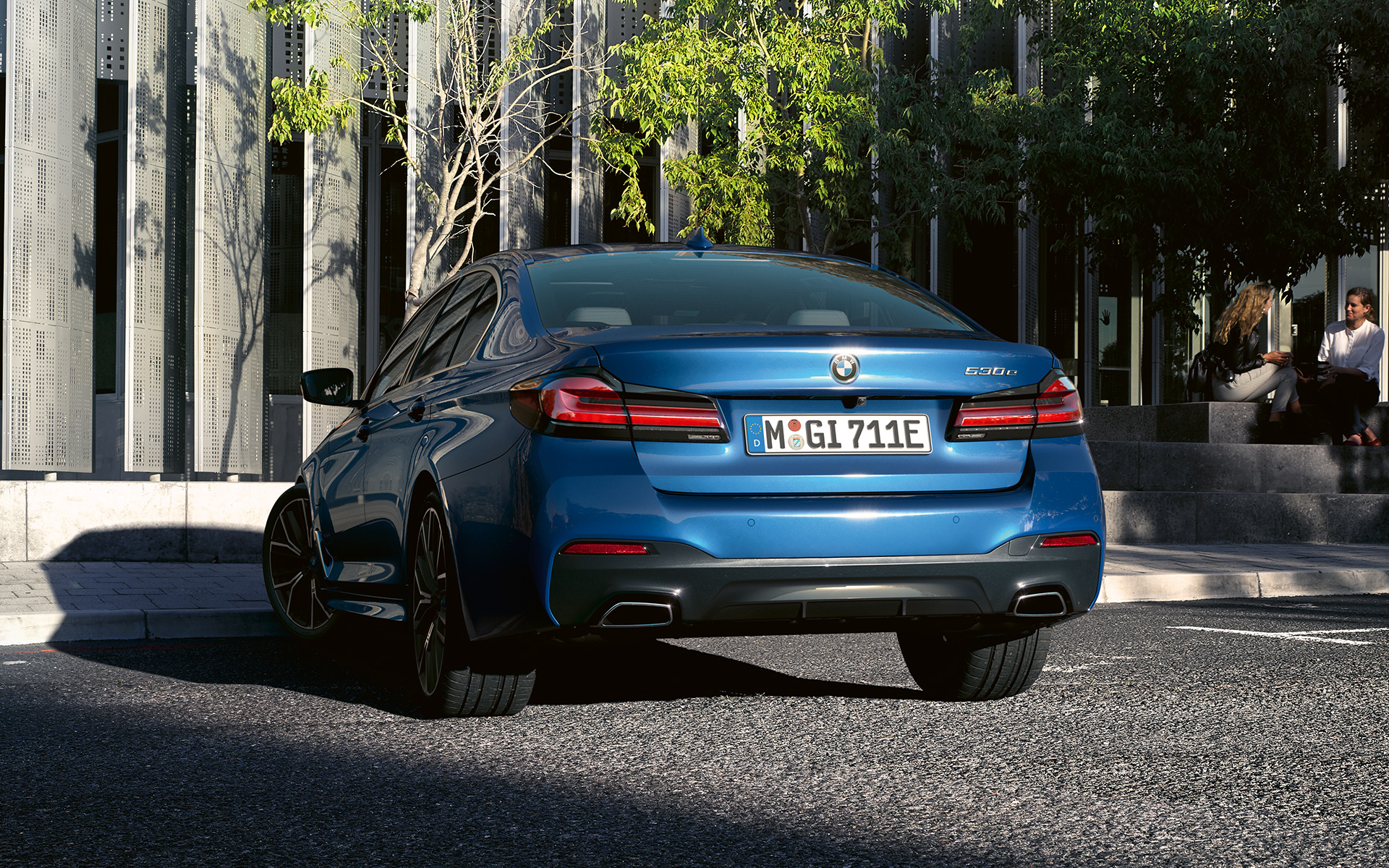 Rückleuchten in 3-D-Form BMW 5er Limousine G30 Facelift 2020 Phytonicblau Nahaufnahme Heck
