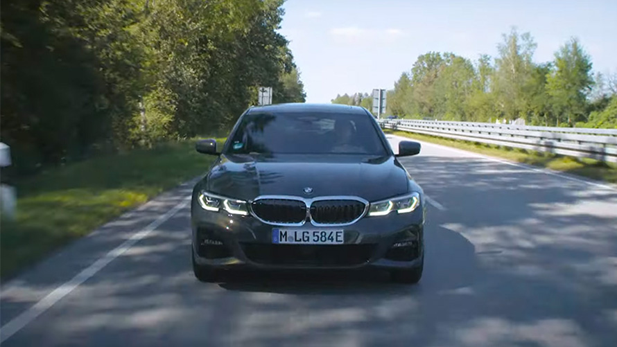 BMW hybride rechargeable en mouvement sur la route BMW hybride rechargeable en mouvement sur la route vue de face