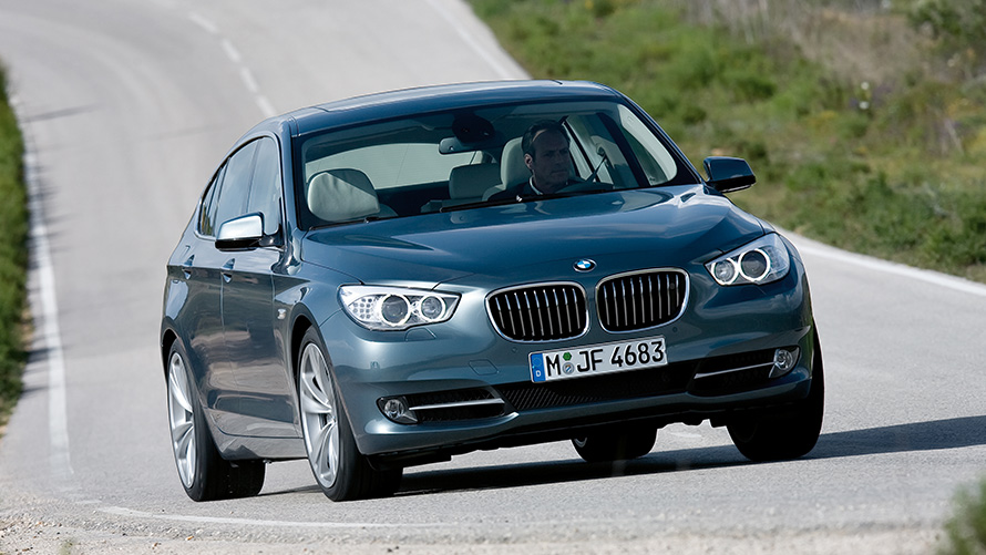 BMW Serie 5 Gran Turismo (F07) Vista anteriore a tre quarti in movimento BMW Serie 5 Gran Turismo (F07) Vista anteriore a tre quarti in movimento