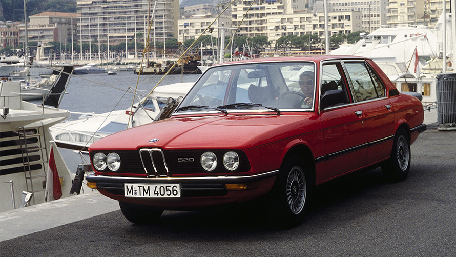 BMW 520 (E12) Vista anteriore a tre quarti da ferma BMW 520 (E12) Vista anteriore a tre quarti da ferma