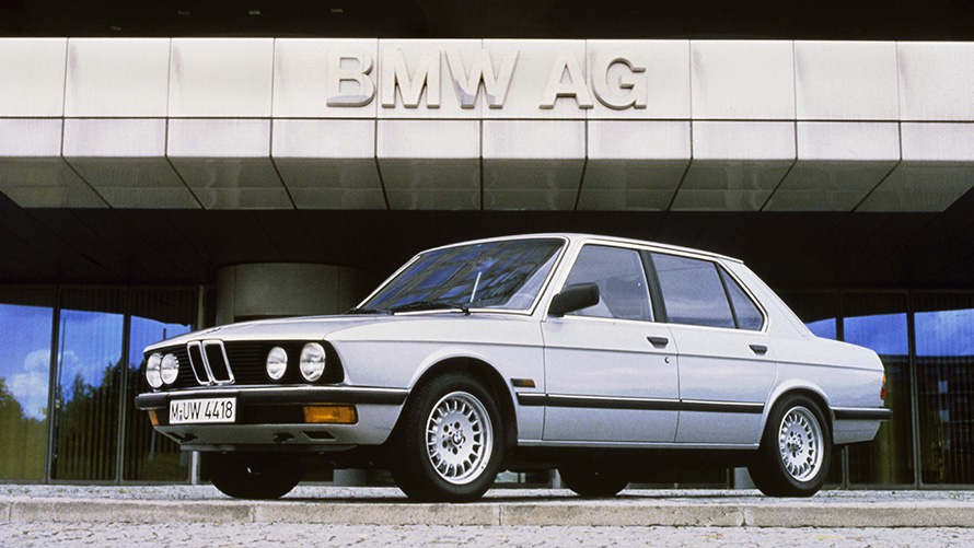 BMW Serie 5 Berlina (E28) vista laterale a tre quarti da ferma BMW Serie 5 Berlina (E28) vista laterale a tre quarti da ferma