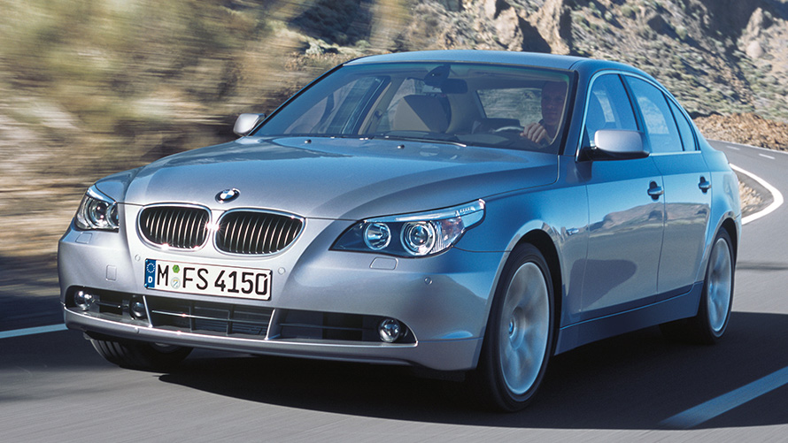 BMW Serie 5 Berlina (E60) Vista anteriore a tre quarti in movimento BMW Serie 5 Berlina (E60) Vista anteriore a tre quarti in movimento