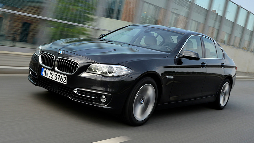 BMW 518d Berlina (F10 LCI) vista laterale a tre quarti in movimento BMW 518d Berlina (F10 LCI) vista laterale a tre quarti in movimento