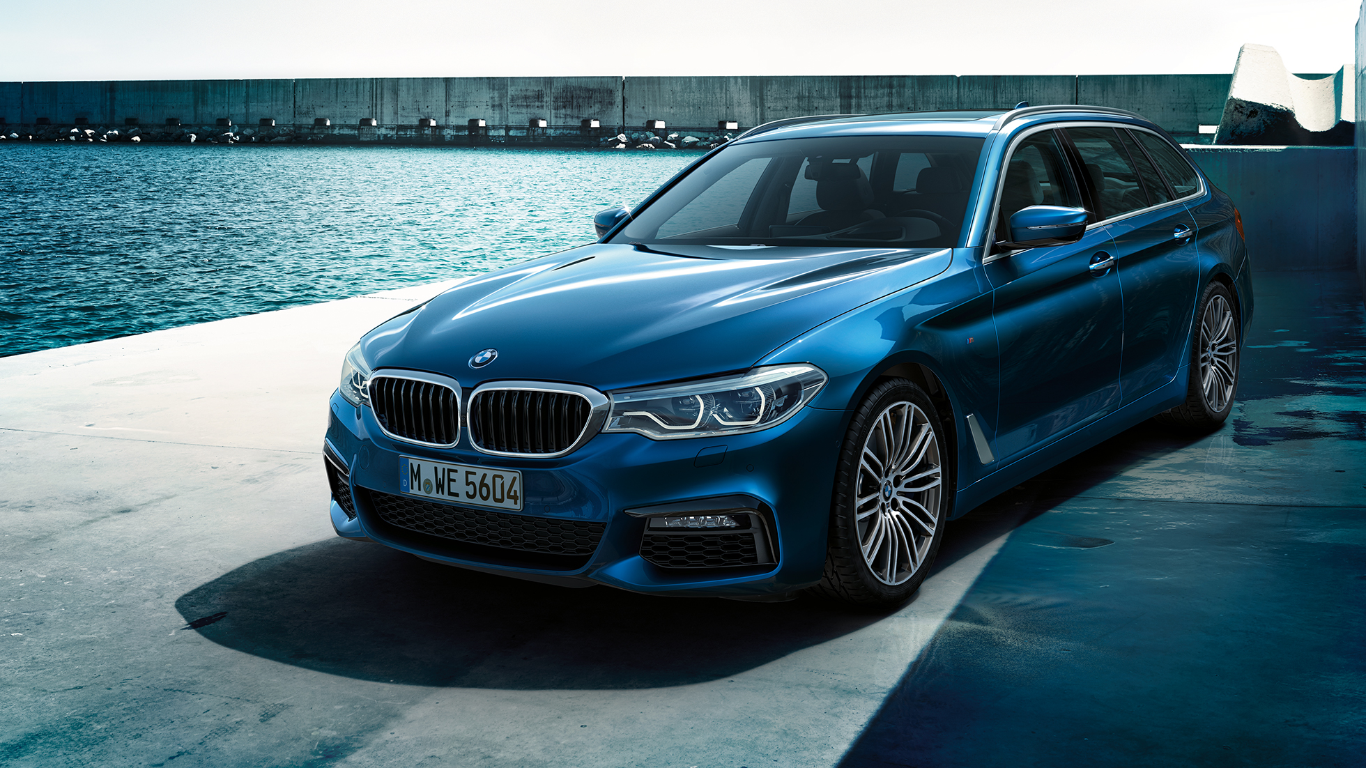 Design BMW Série 5 Touring BMW Série 5 Touring 530d xDrive Touring G31 Mediterranblau metallic vue de trois-quarts avant