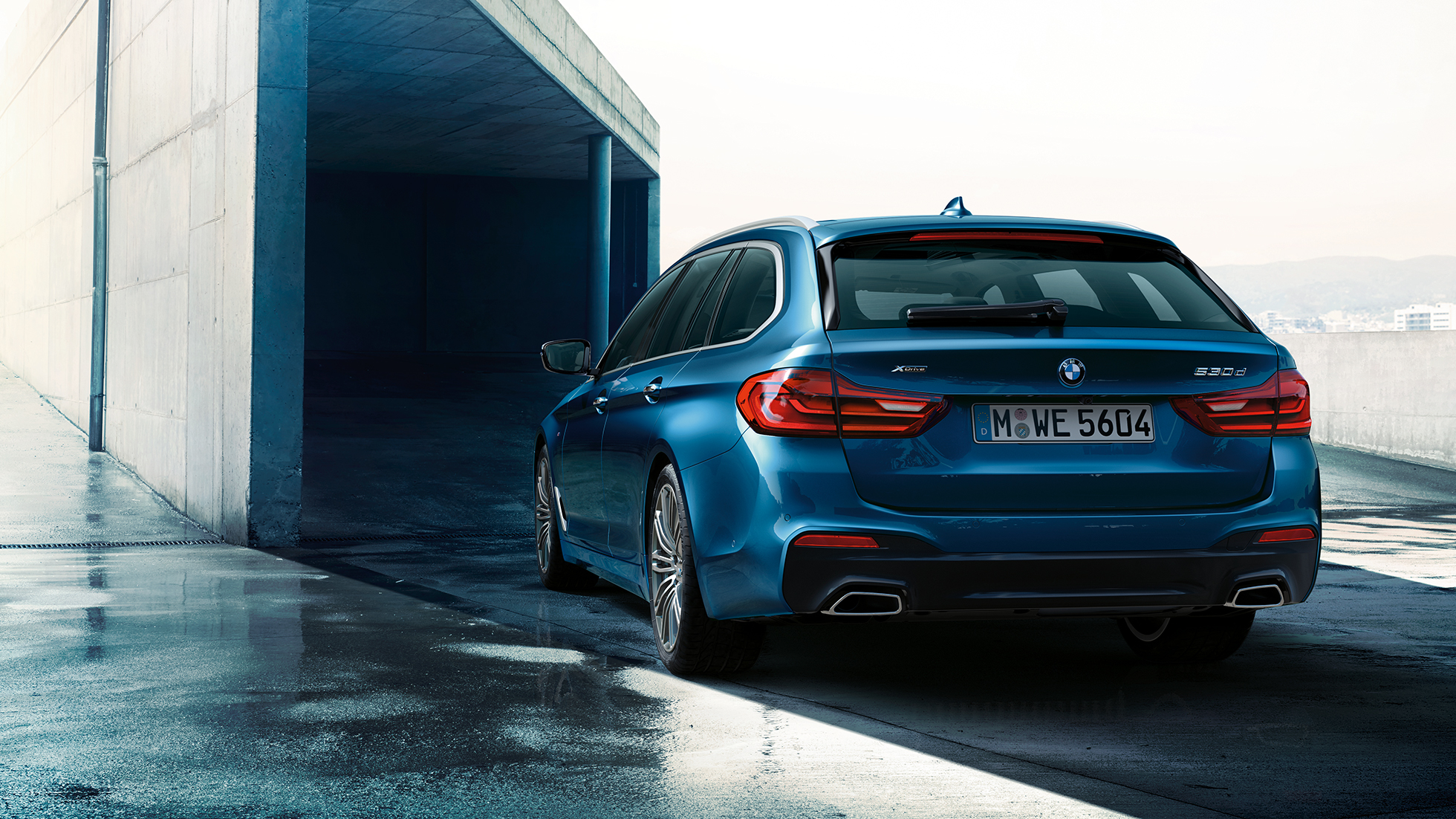 Design arrière BMW Série 5 Touring BMW Série 5 Touring 530d xDrive Touring G31 Mediterranblau metallic vue de trois-quarts arrière