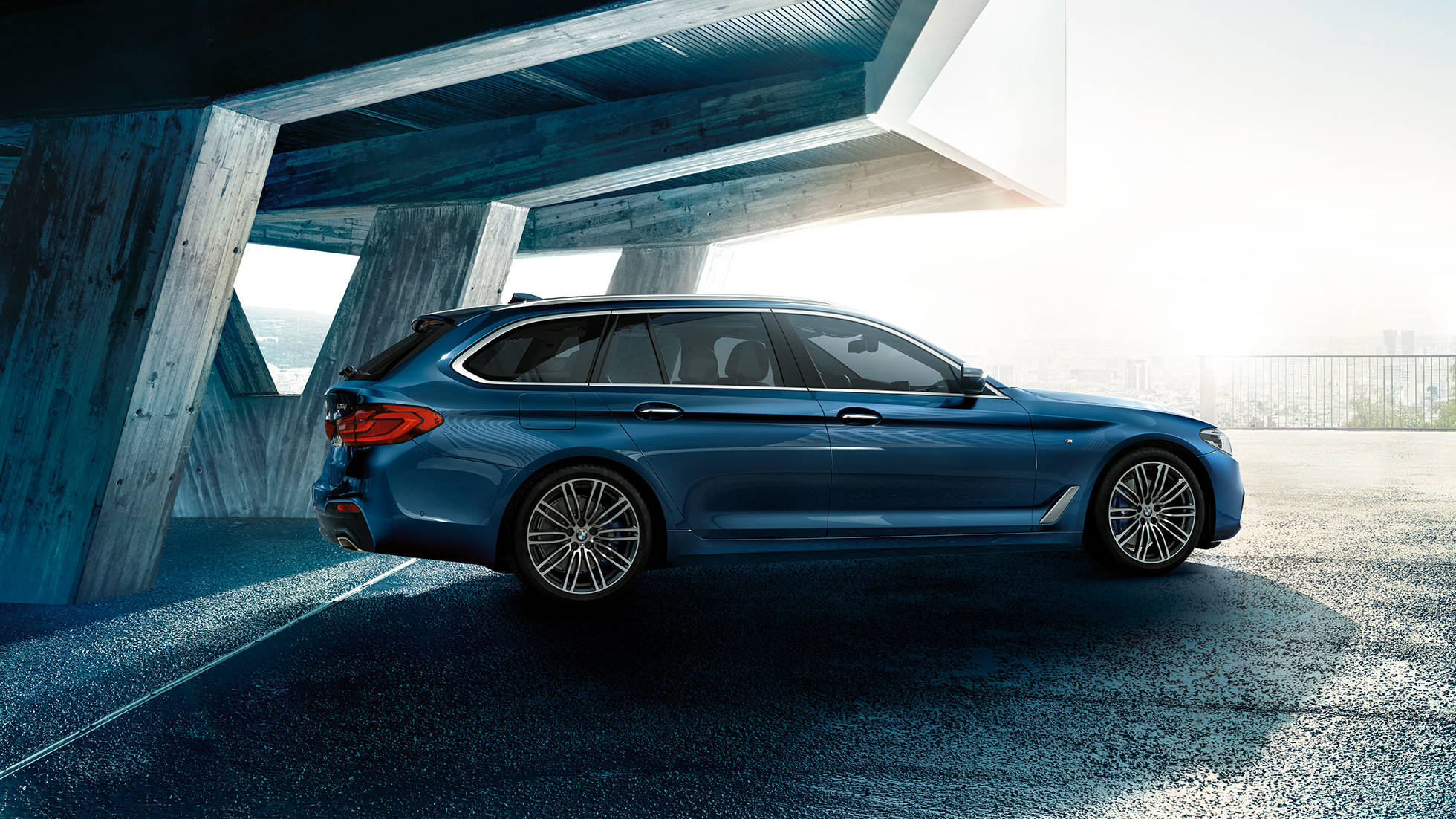 Design latéral BMW Série 5 Touring. BMW Série 5 Touring 530d xDrive Touring G31 Mediterranblau metallic vue de trois-quarts profil