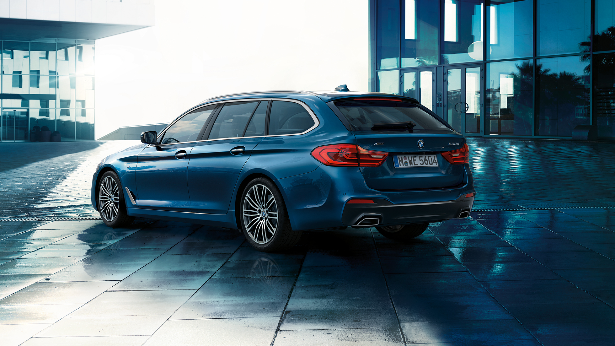Extérieur BMW Série 5 Touring Extérieur Aperçus de la BMW Série 5 Touring 530d xDrive Touring G31 Mediterranblau metallic vue de trois-quarts arrière