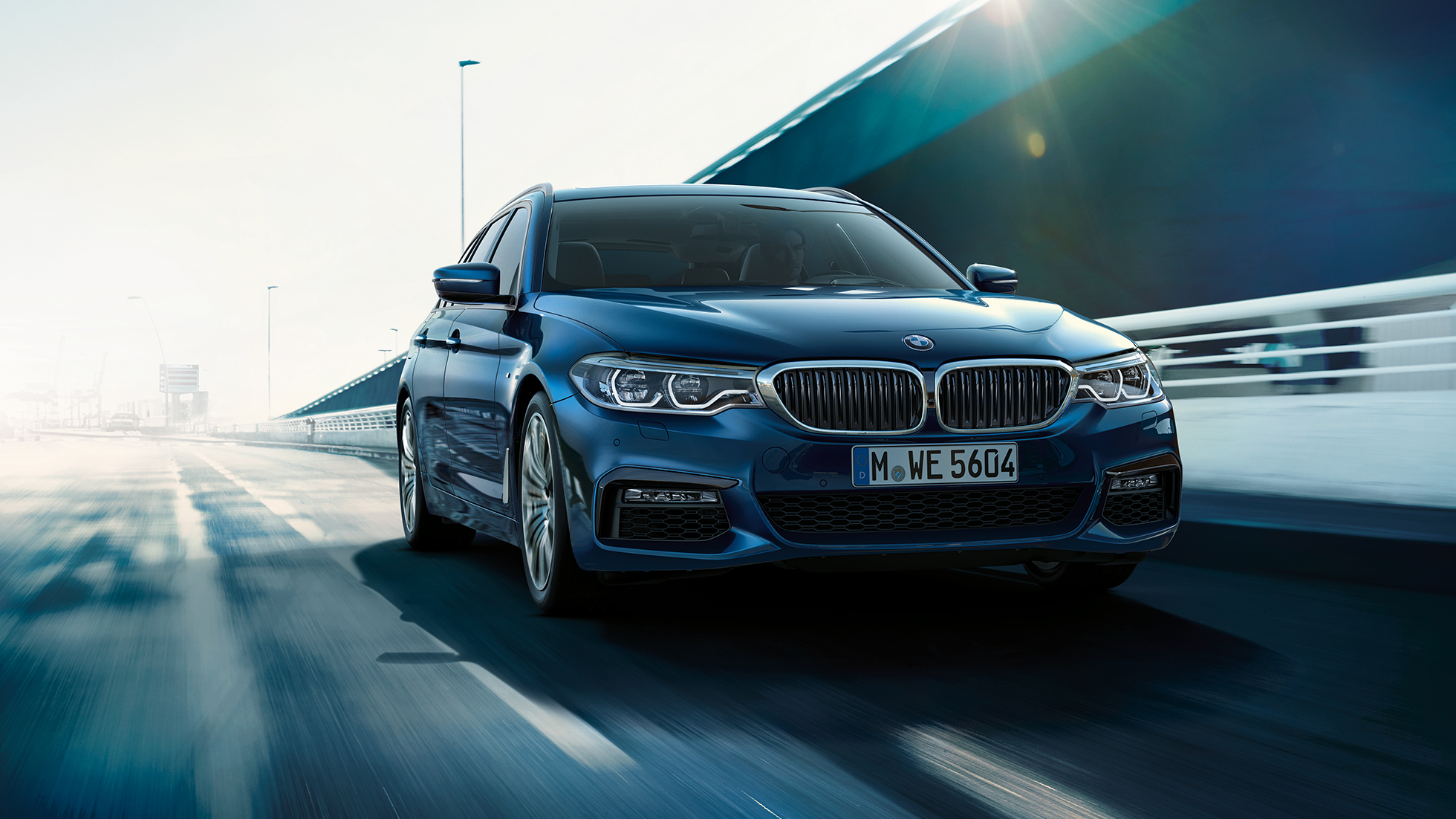 Dynamique de conduite BMW Série 5 Touring Dynamique de conduite aperçus de la BMW Série 5 Touring 530d xDrive Touring G31 Mediterranblau metallic vue de trois-quarts avant