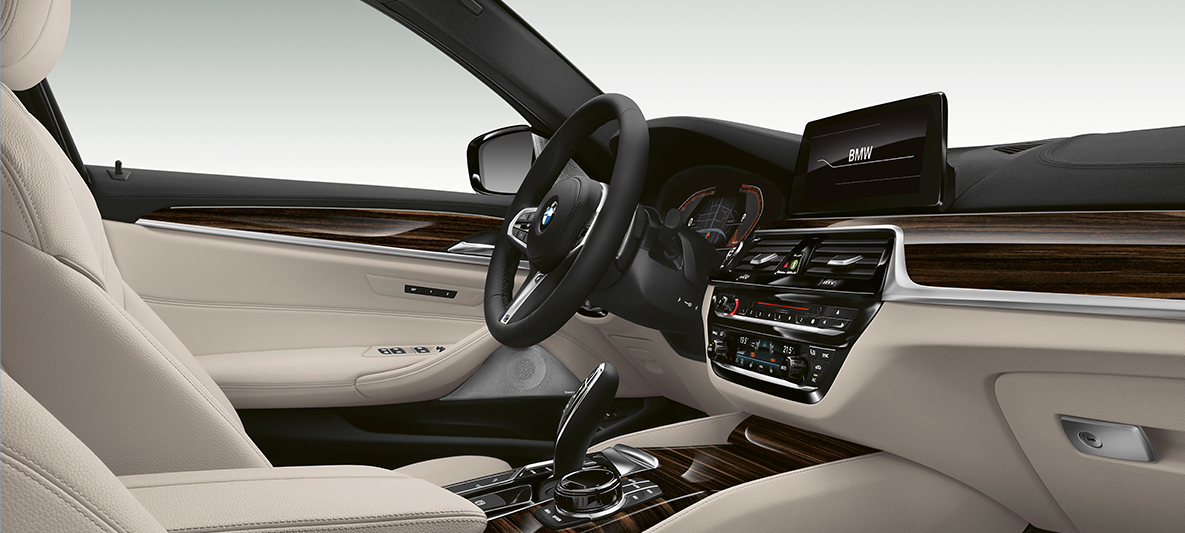 Poste de conduite BMW Individual BMW Série 5 Touring BMW Individual BMW Série 5 Touring G31 poste de conduite vue de côté