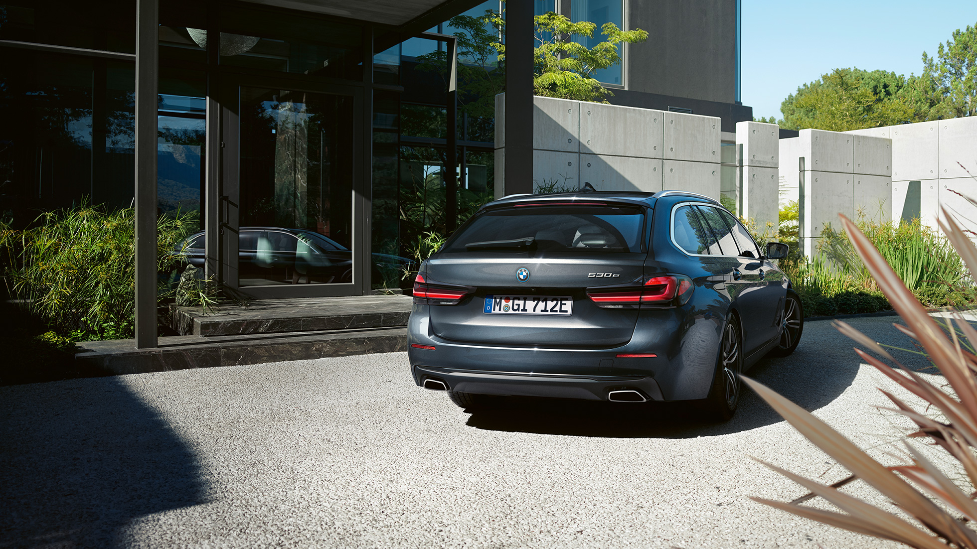 Heckschürze und Freiform-Endrohre BMW 5er Touring G31 Heckschürze und Freiform-Endrohre BMW 5er Touring G31 Facelift 2020 Sophistograu Nahaufnahme Heck