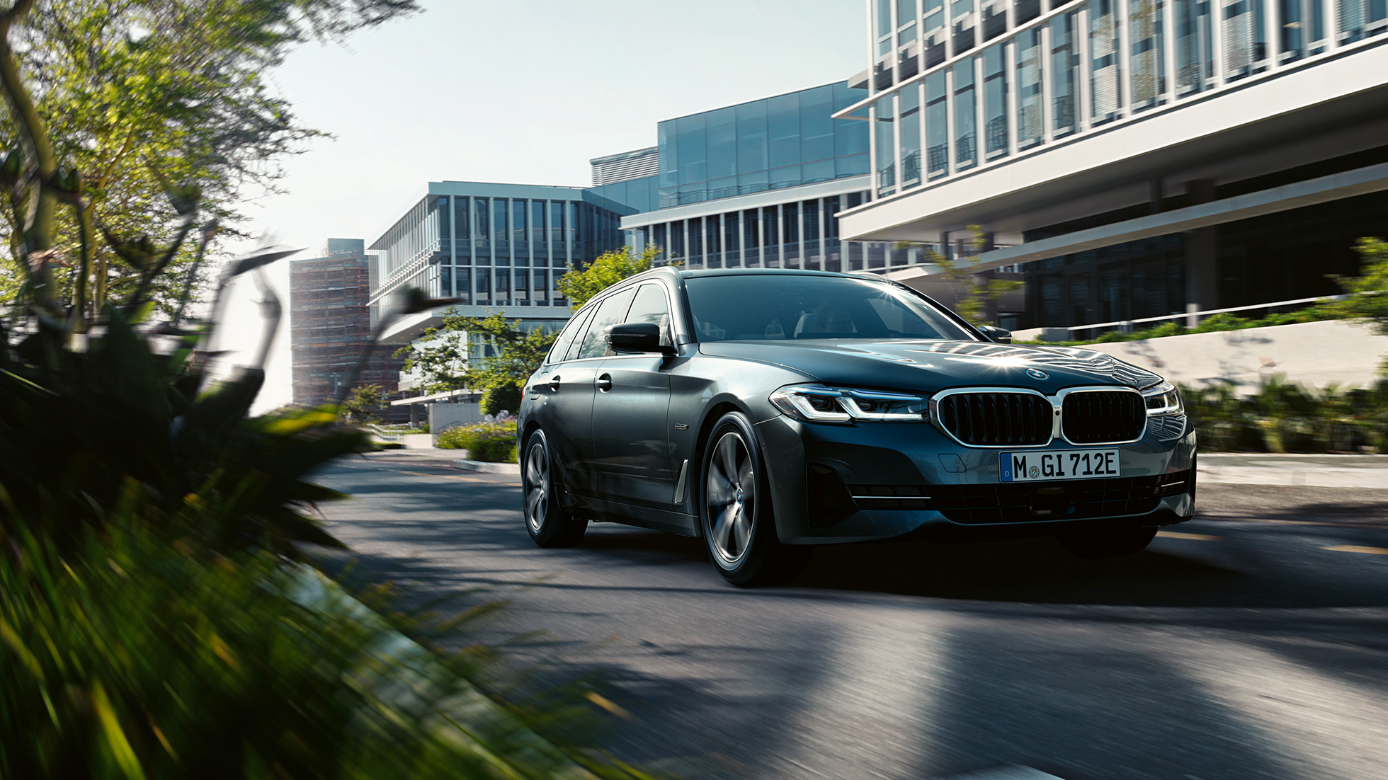 BMW 5er Touring G31 Exterieur BMW 5er Touring G31 Facelift 2020 Sophistograu Dreiviertel-Frontansicht fahrend in Stadt