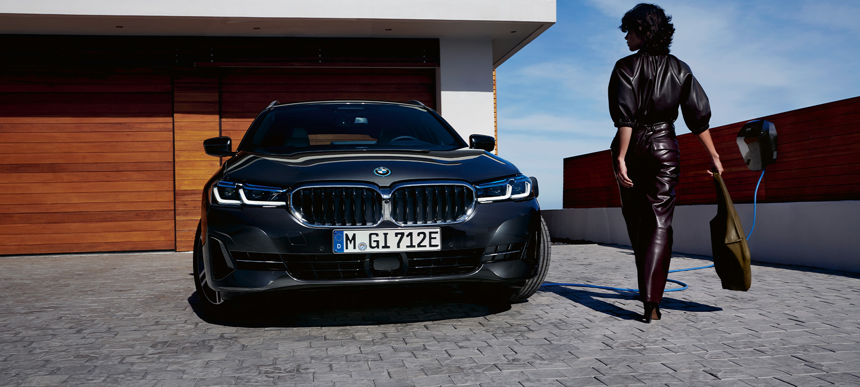Plug-in-Hybrid BMW 5er Touring 2021 G31 Fronansicht ladend Plug-in-Hybrid BMW 5er Touring 2021 G31 Fronansicht ladend mit Model