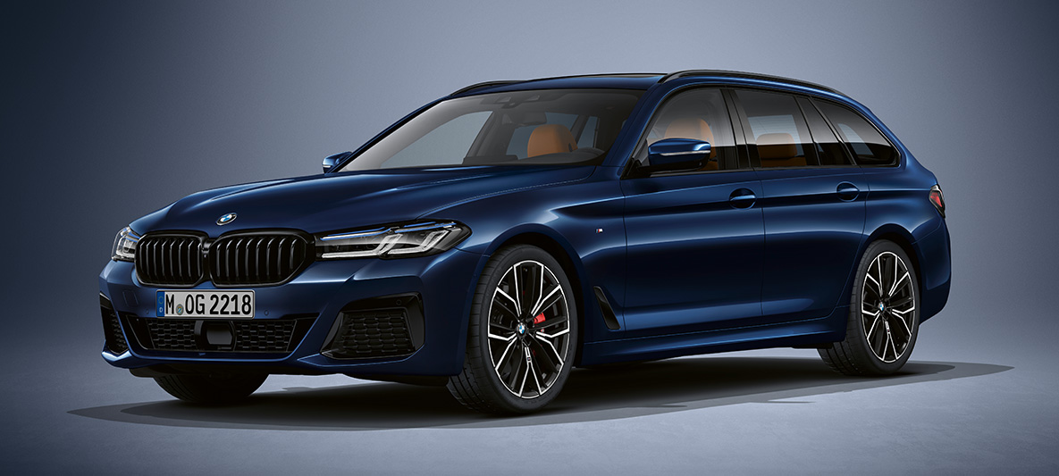 Vernice Individual della BMW Serie 5 Touring G31 BMW Serie 5 Touring Individual G31 Facelift 2020 vista anteriore a tre quarti, ferma