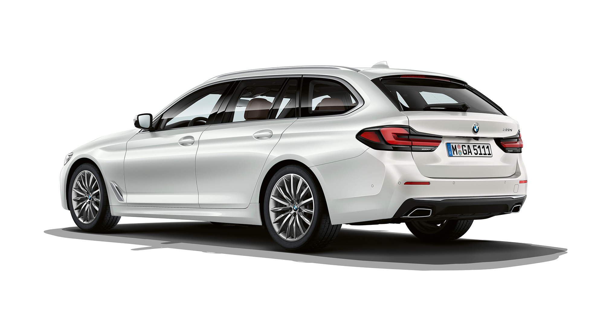 BMW Série 5 Touring G31 Luxury Line, arrière BMW Série 5 Touring 530i G31 2020 Luxury Line en Mineralweiß, vue de trois quarts arrière