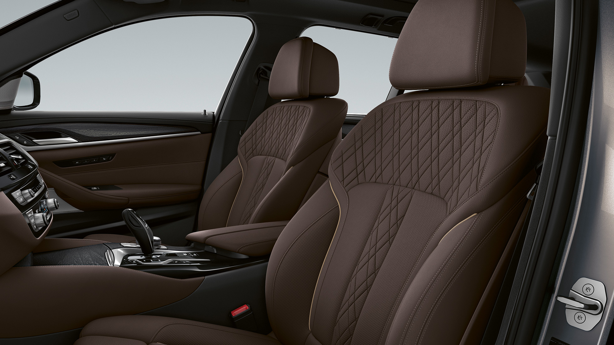 BMW Série 5 Touring G31 Luxury Line, sellerie Sellerie en cuir Nappa Mokka exclusif avec surpiqûre exclusive et passepoil contrasté de l’habitacle de la BMW Série 5 Touring 530i xDrive G31 2020 Luxury Line
