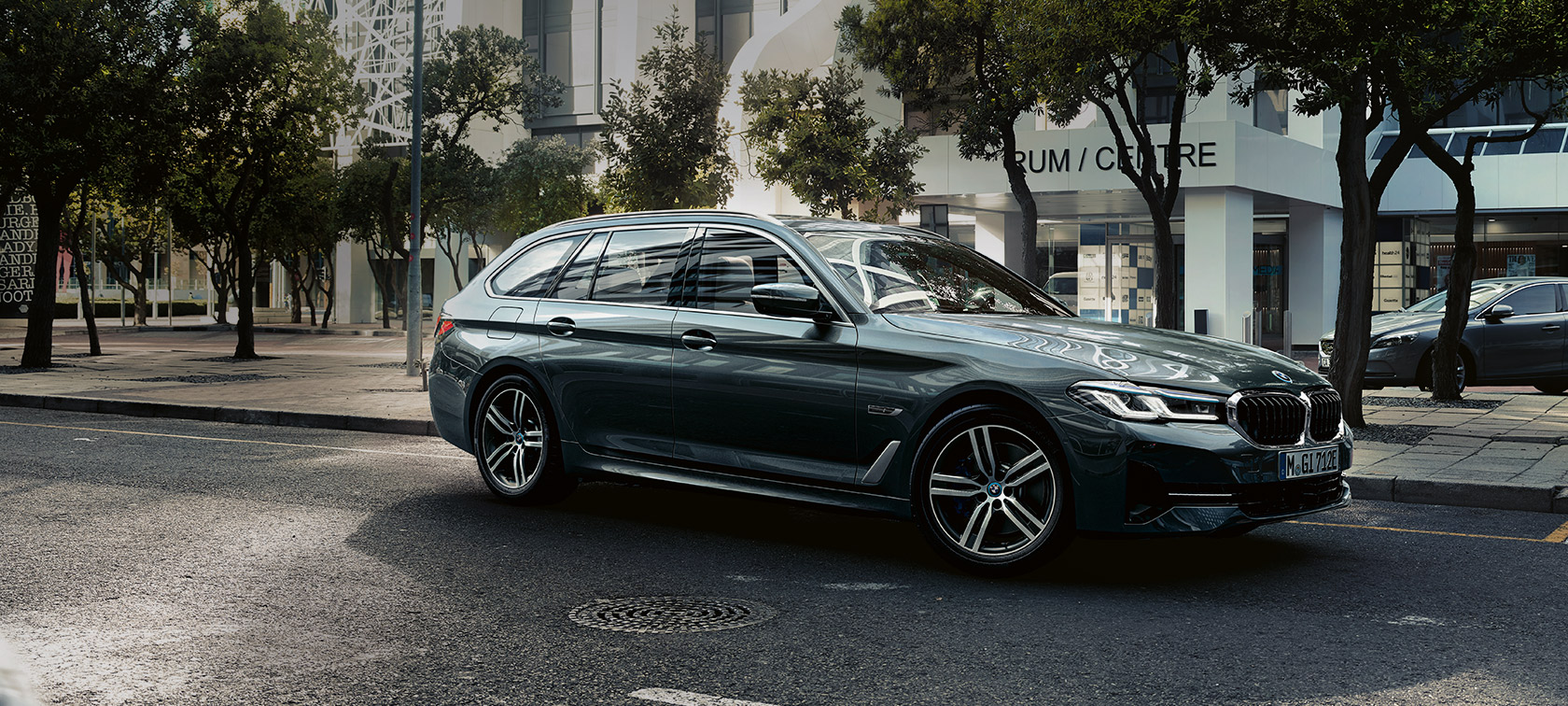 BMW 5er Touring G31 Facelift 2020 Sophistograu 7/8 Frontansicht fahrend am Stadtrand