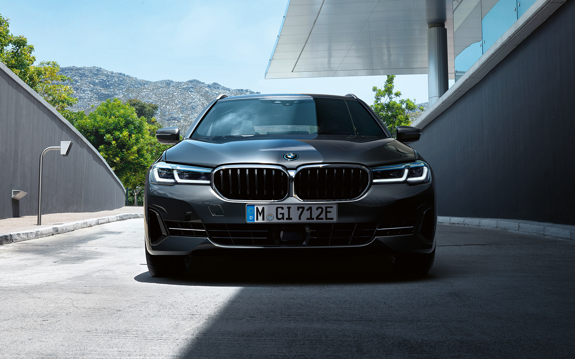 Calandra a doppio rene BMW e grembialatura anteriore BMW della BMW Serie 5 Touring G31 LCI Calandra a doppio rene BMW e grembialatura anteriore BMW della BMW Serie 5 Touring G31 Facelift 2020 Sophisto Grey, primo piano del frontale