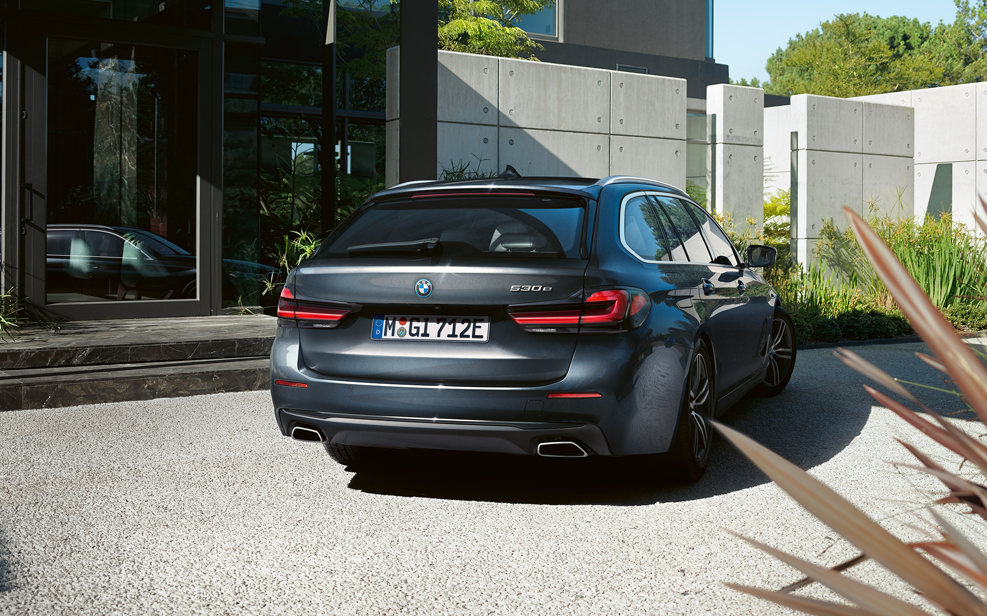 Fascione posteriore e terminali di scarico a forma rettangolare/trapezoidale della BMW Serie 5 Touring G31 LCI Fascione posteriore e terminali di scarico a forma rettangolare/trapezoidale della BMW Serie 5 Touring G31 Facelift 2020 Sophisto Grey, posteriore
