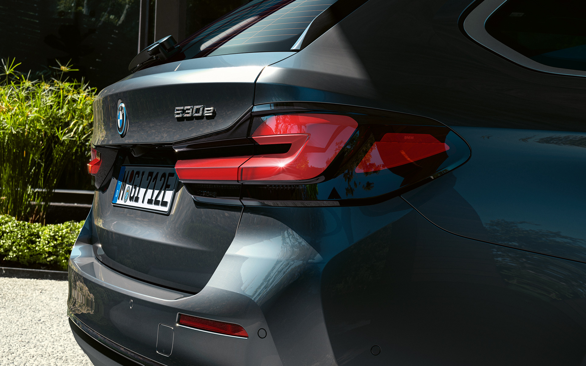 Gruppi ottici posteriori in 3D della BMW Serie 5 Touring G31 LCI Gruppi ottici posteriori in 3D della BMW Serie 5 Touring G31 Facelift 2020 Sophisto Grey, primo piano, posteriore