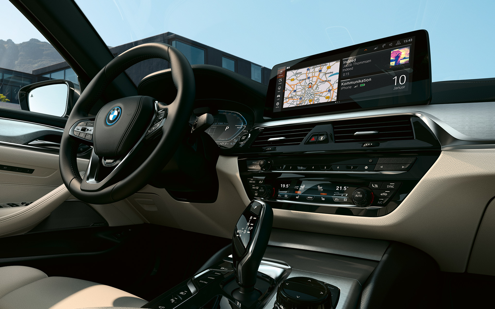 Cockpit della BMW Serie 5 Touring G31 LCI LCFI 4K9 Cockpit BMW Serie 5 Touring G31 Facelift 2020 Interni in pelle Dakota Ivory White con cucitura esclusiva/cadenino in contrasto | Black, modanature interne in alluminio con levigatura fine e profili in Pearl Gloss cromato