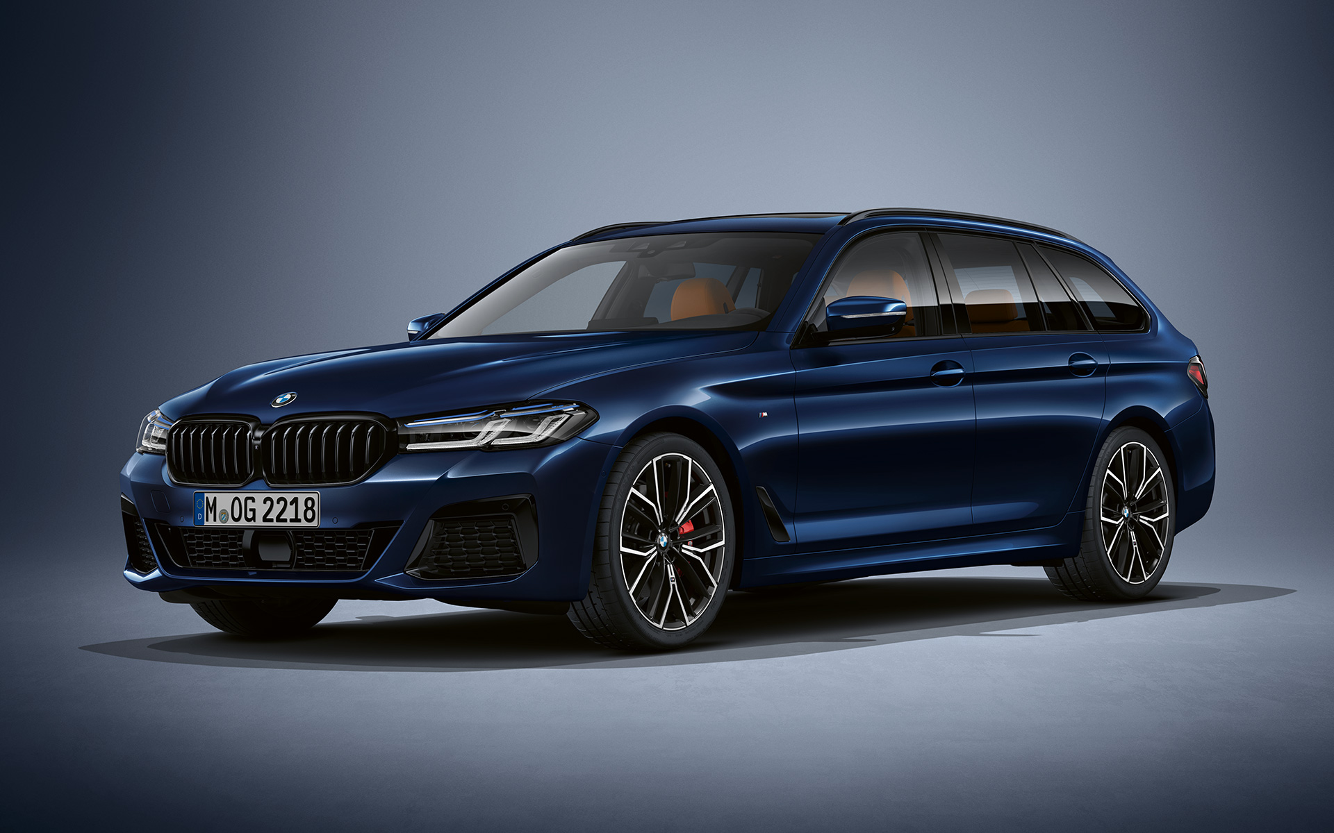 BMW Serie 5 Touring G31 LCI in Tansanit Blue BMW Individual metallizzato BMW Serie 5 Touring Individual G31 Facelift 2020 Vista anteriore a tre quarti ferma, in Tansanit Blue BMW Individual metallizzato