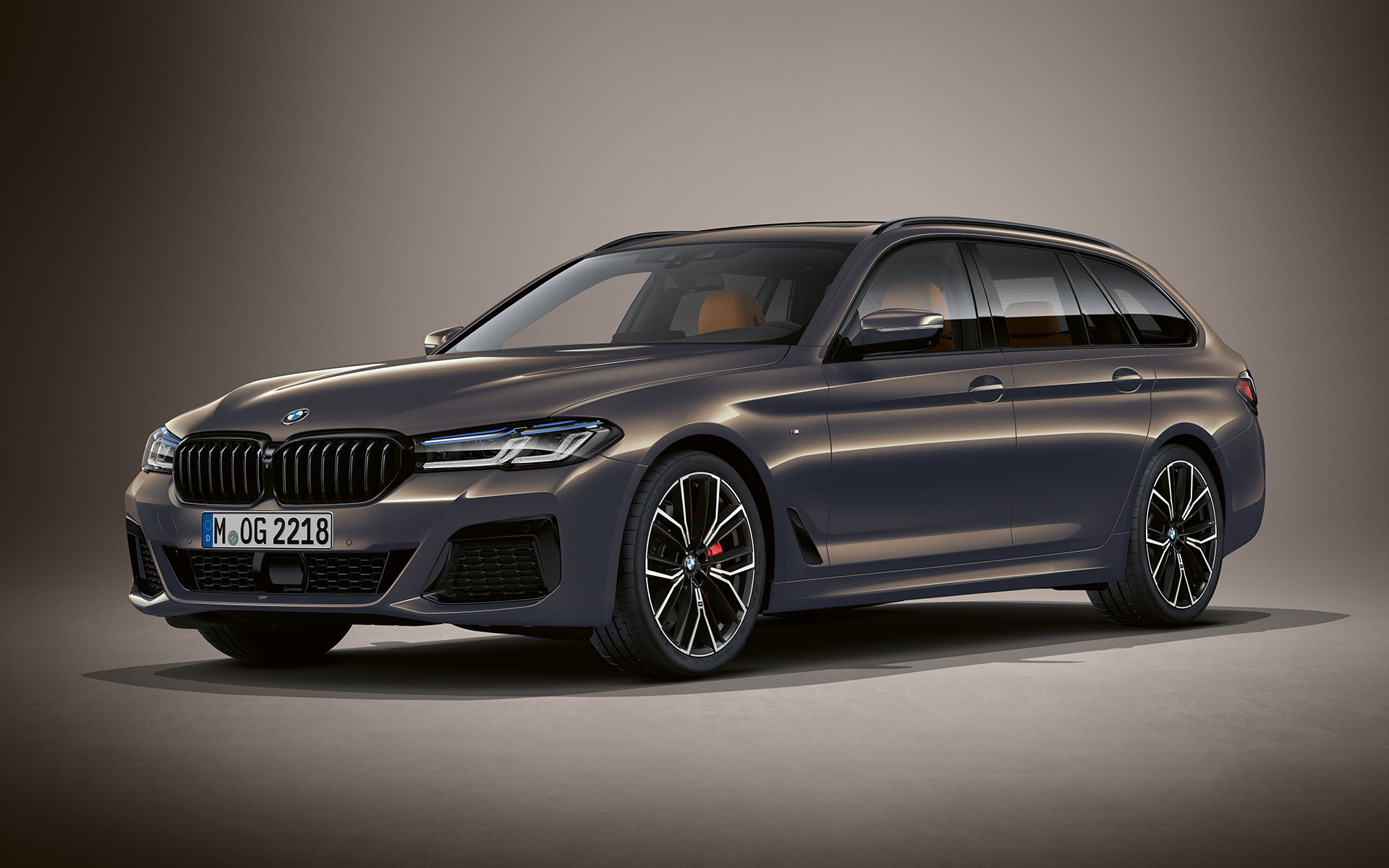 BMW Serie 5 Touring G31 LCI in Alvit Grey BMW Individual metallizzato BMW Serie 5 Touring Individual G31 Facelift 2020 Vista anteriore a tre quarti ferma, in Alvit Grey BMW Individual metallizzato