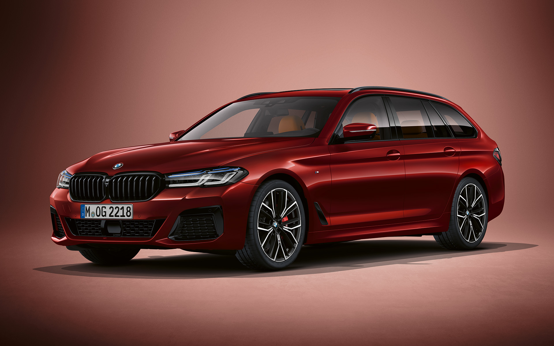 BMW Serie 5 Touring G31 LCI in Aventurine Red BMW Individual metallizzato BMW Serie 5 Touring Individual G31 Facelift 2020 Vista anteriore a tre quarti ferma, in Aventurine Red BMW Individual metallizzato