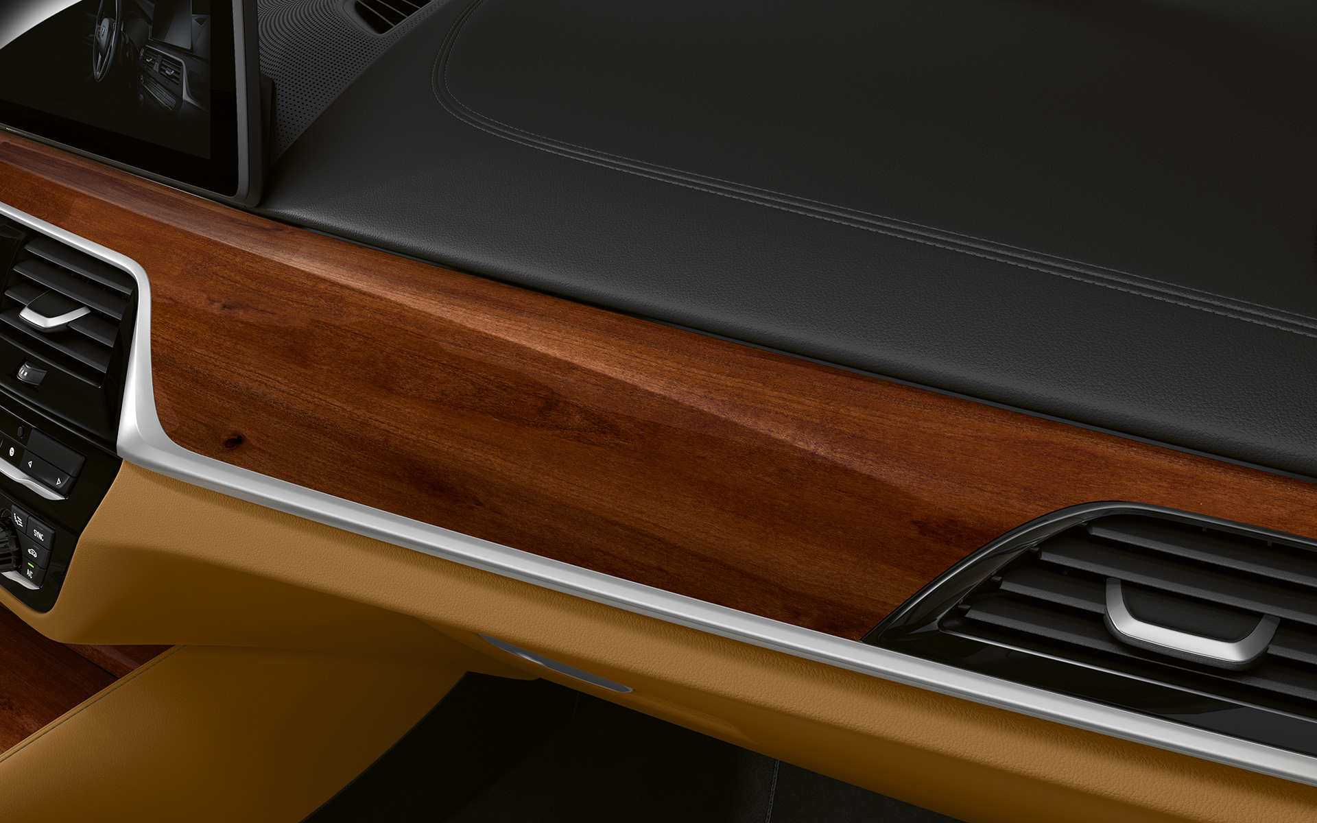 BMW Serie 5 Touring G31 LCI Cockpit in primo piano con modanatura interna BMW Individual in legno pregiato pruno marrone lucido con profili in Pearl Gloss cromato BMW Serie 5 Touring G31 Facelift 2020 Cockpit in primo piano con modanatura interna BMW Individual in legno pregiato pruno marrone lucido con profili in Pearl Gloss cromato