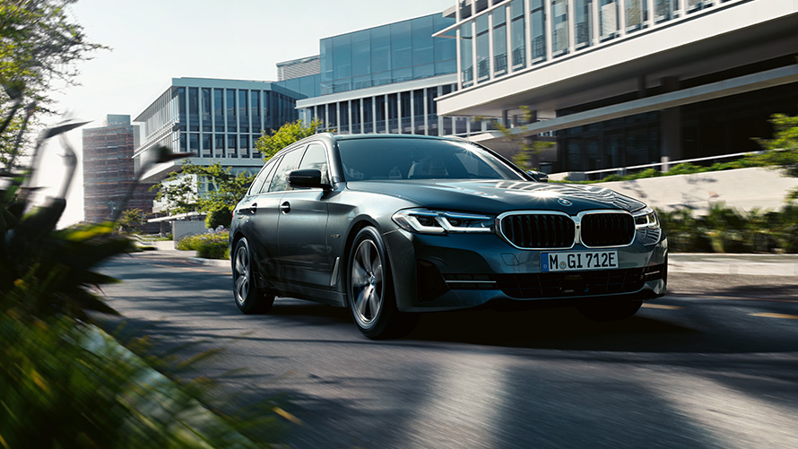 BMW Serie 5 Touring G31, LCI esterni BMW 5er Touring G31 Facelift 2020 530e PHEV Sophisto Grey, in movimento su una strada provinciale