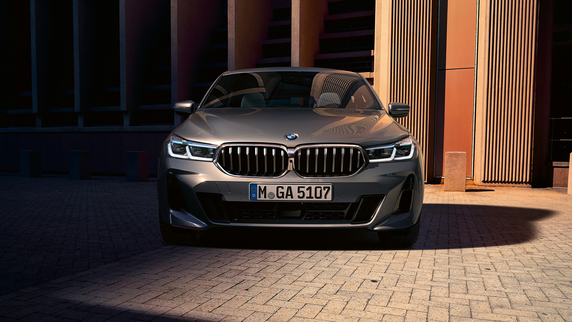 Frontale della BMW Serie 6 Gran Turismo G32 2020 Design frontale della BMW Serie 6 Gran Turismo 640i xDrive G32 2020 Bernina Grey con prospettiva dall’anteriore