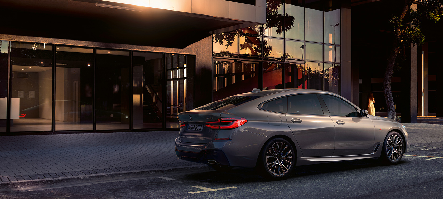 BMW Serie 6 Gran Turismo G32 2020 BMW Serie 6 Gran Turismo 640i xDrive G32 2020 Bernina Grey, vista posteriore laterale, parcheggiata davanti a un edificio