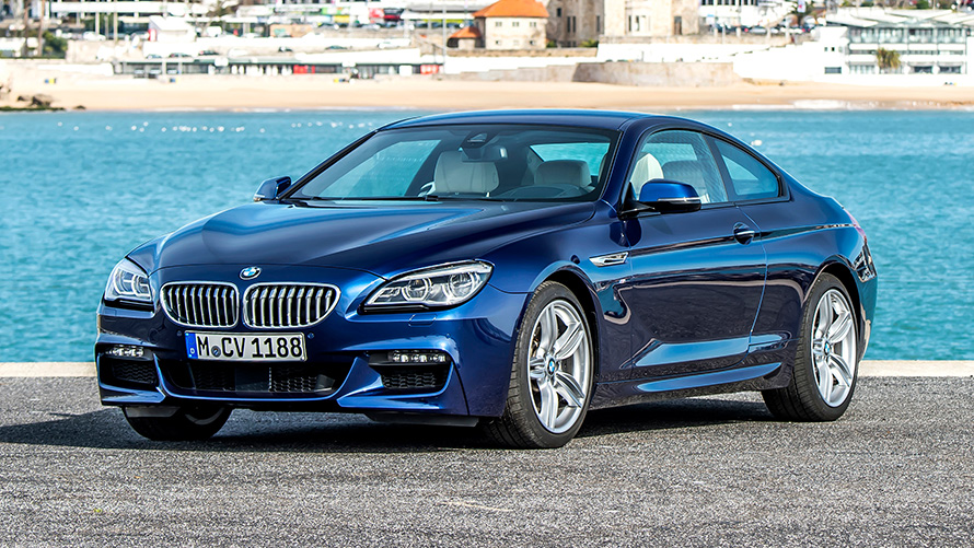 BMW Serie 6 Coupé (F13) vista anteriore a tre quarti con spiaggia sullo sfondo BMW Serie 6 Coupé (F13) vista anteriore a tre quarti con spiaggia sullo sfondo