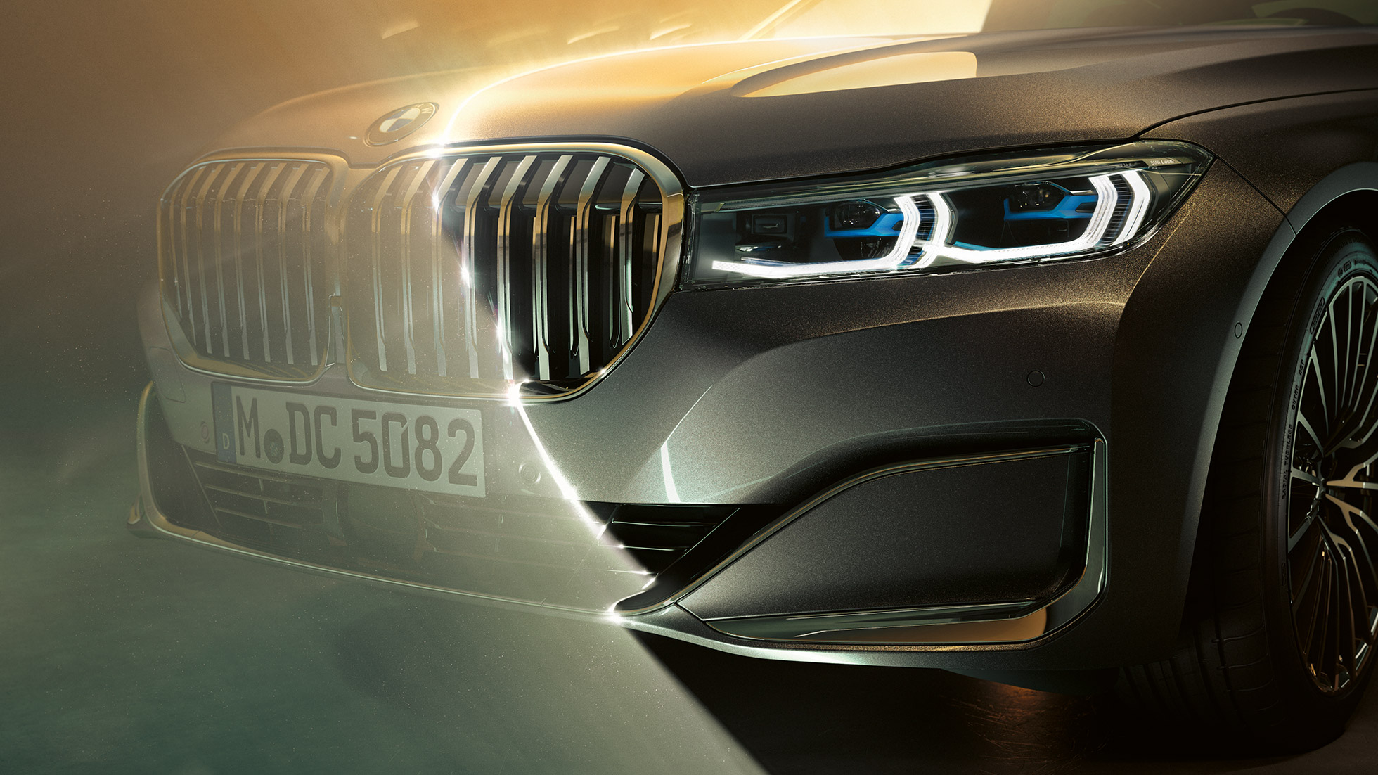 BMW Serie 7 Berlina con doppio rene e luci laser BMW Serie 7 Berlina: Primo piano del frontale con grande doppio rene e luci laser.