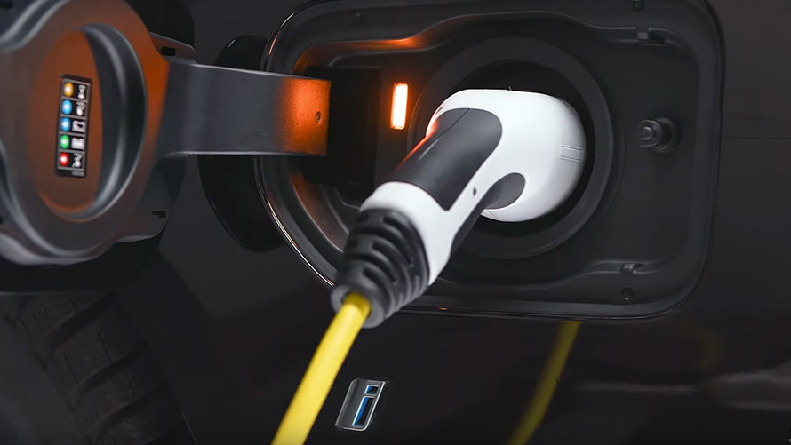 BMW Plug-in-Hybrid mit Ladekabel angeschlossen BMW Plug-in-Hybrid mit Ladekabel angeschlossen