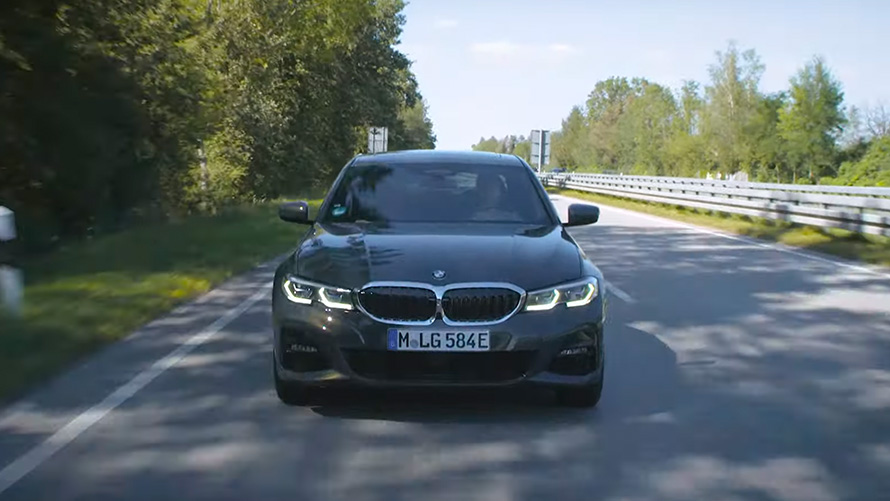 BMW Plug-in-Hybrid fahrend auf Straße BMW Plug-in-Hybrid fahrend auf Straße