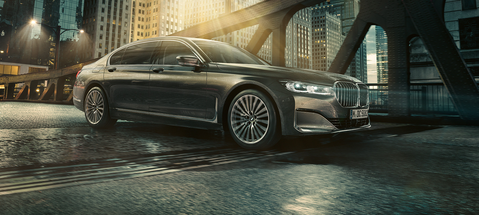 BMW 7er Limousine, Seitenansicht BMW 7er Limousine steht in der Seitenansicht mit geöffneter Tür vor beleuchtetem Hotel