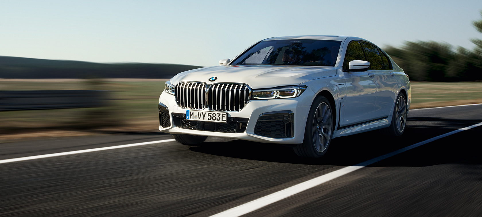 BMW 7er Limousine Plug-in-Hybrid G11 G12 Dreiviertel-Frontansicht fahrend BMW 7er Limousine Plug-in-Hybrid G11 G12 Dreiviertel-Frontansicht fahrend auf der Straße
