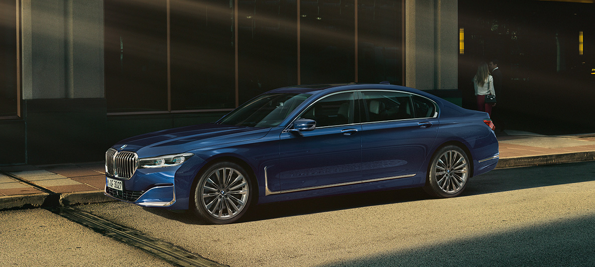BMW Individual 7er Limousine, Seitenansicht BMW Individual 7er Limousine in rot in Seitenansicht vor urbaner Kulisse