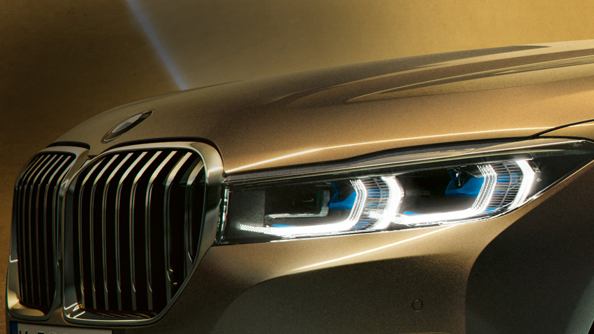 BMW 7er Limousine Laserlicht BMW 7er Limousine: Nahaufnahme des Laserlichts mit blau-weißen Strahlen