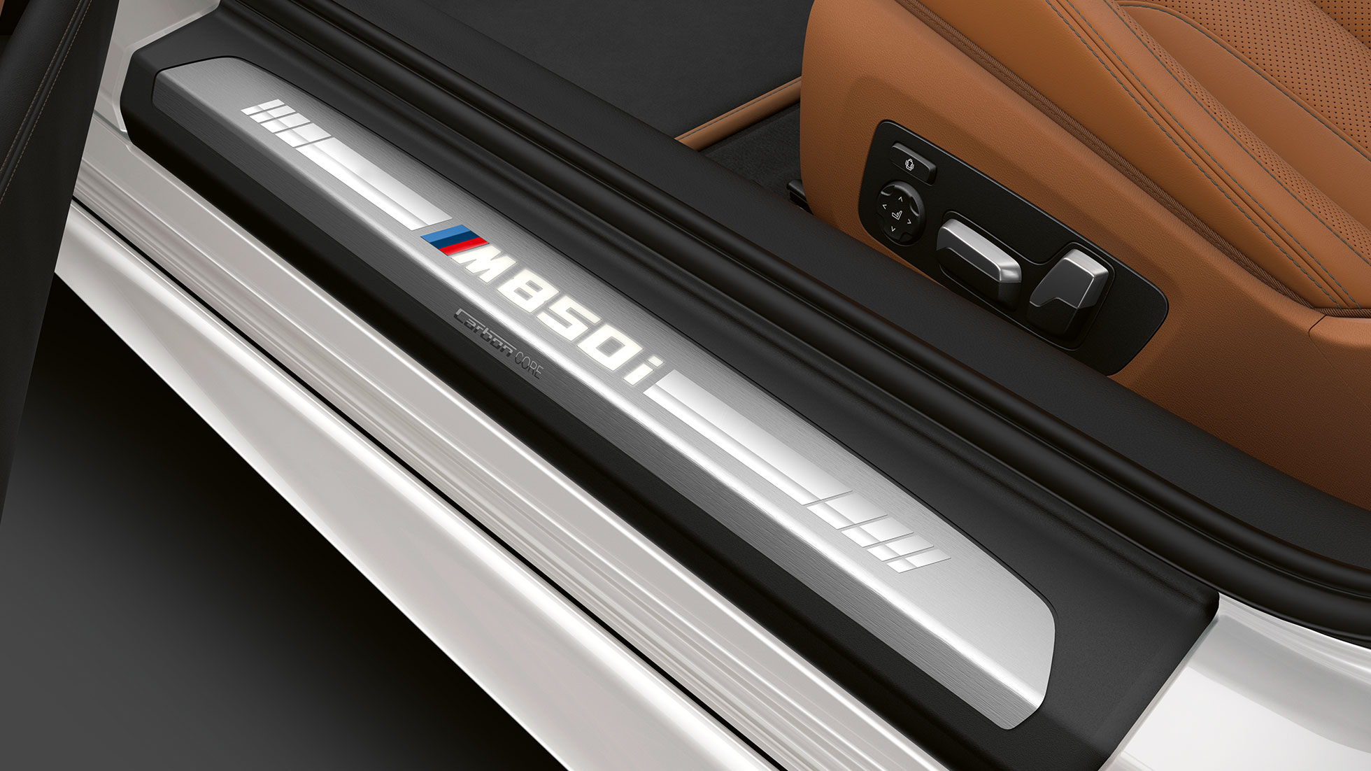 BMW M850i xDrive, Mineralweiss metallic, Einstiegsleiste. BMW M850i xDrive, Mineralweiss metallic, Einstiegsleiste.