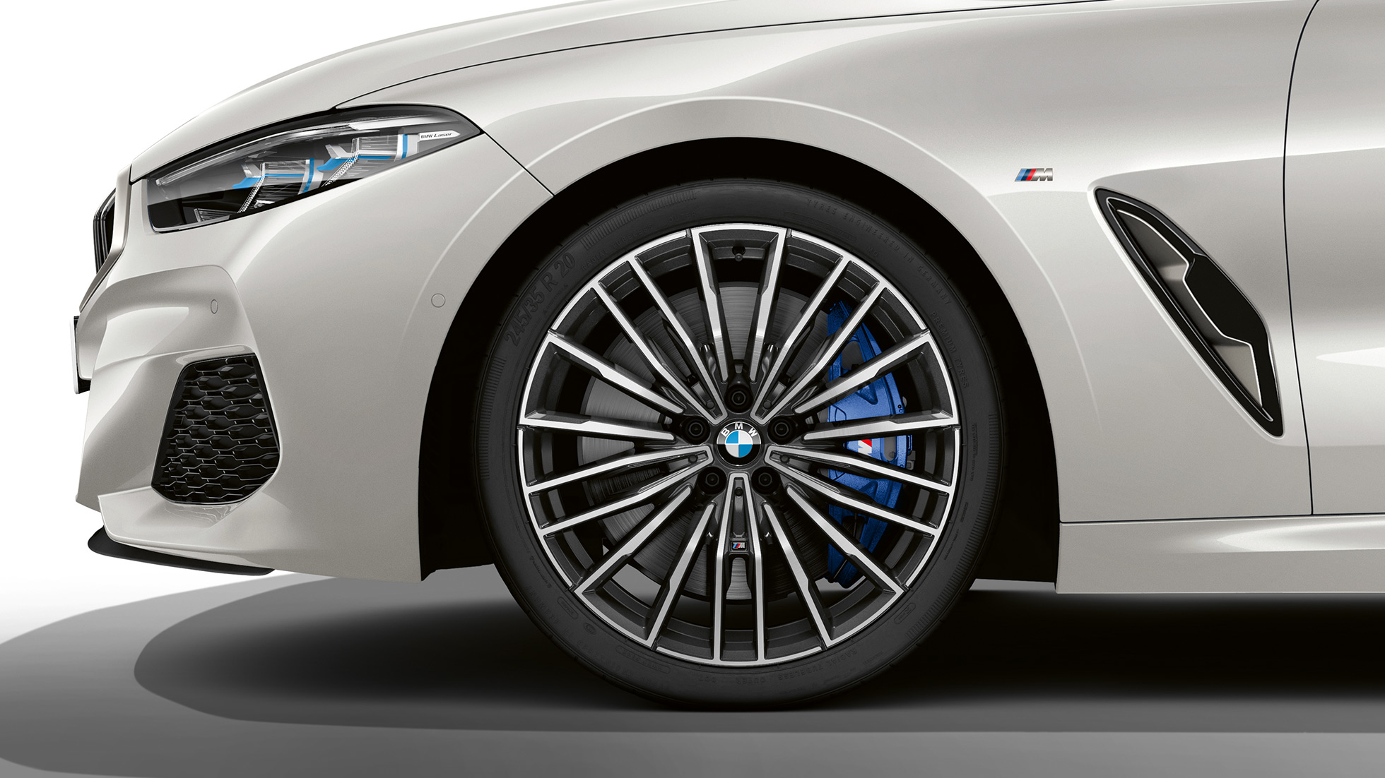 BMW M850i xDrive, cerchi in lega leggera da 20", styling multiraggi n° 729 M. BMW M850i xDrive, cerchi in lega leggera da 20", styling multiraggi n° 729 M.