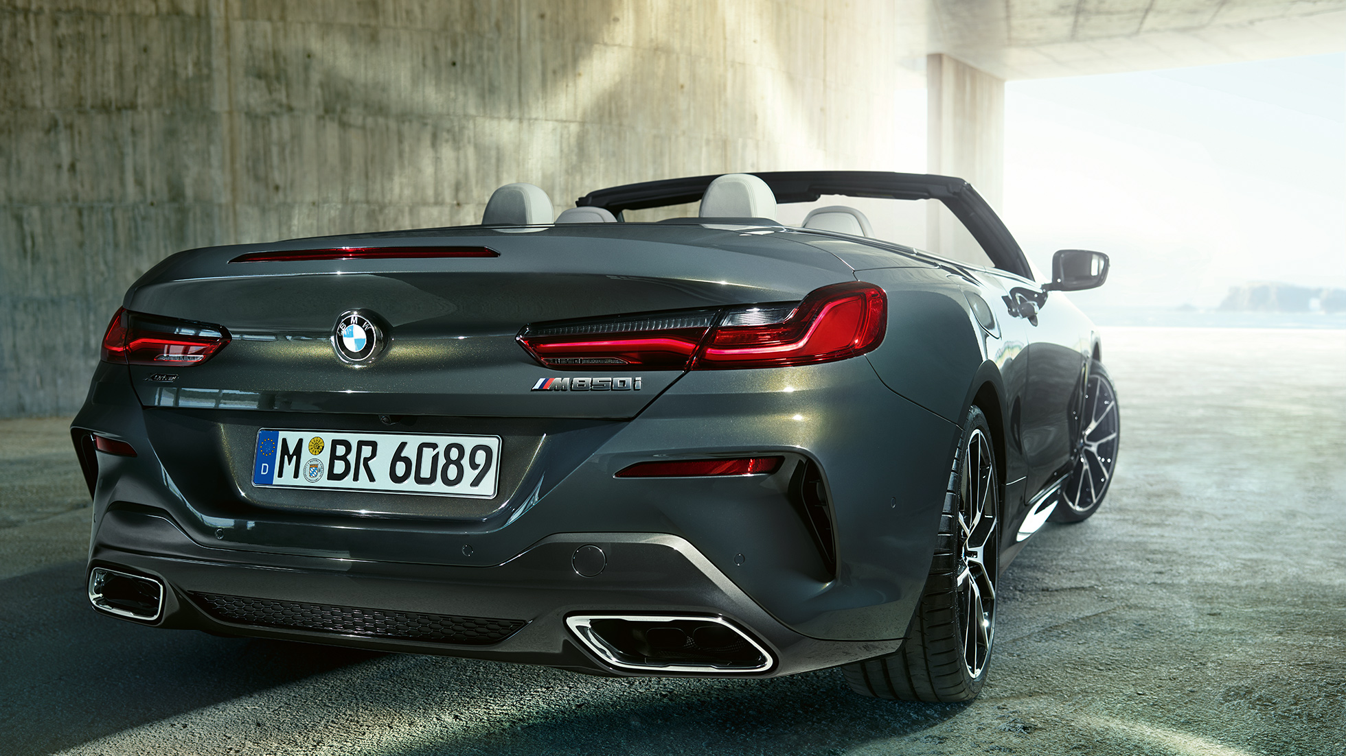 BMW M850i xDrive Dravit Grey metallic, vista a tre quarti dalla parte posteriore destra. G14 BMW M850i xDrive Dravit Grey metallic, vista a tre quarti dalla parte posteriore destra. G14