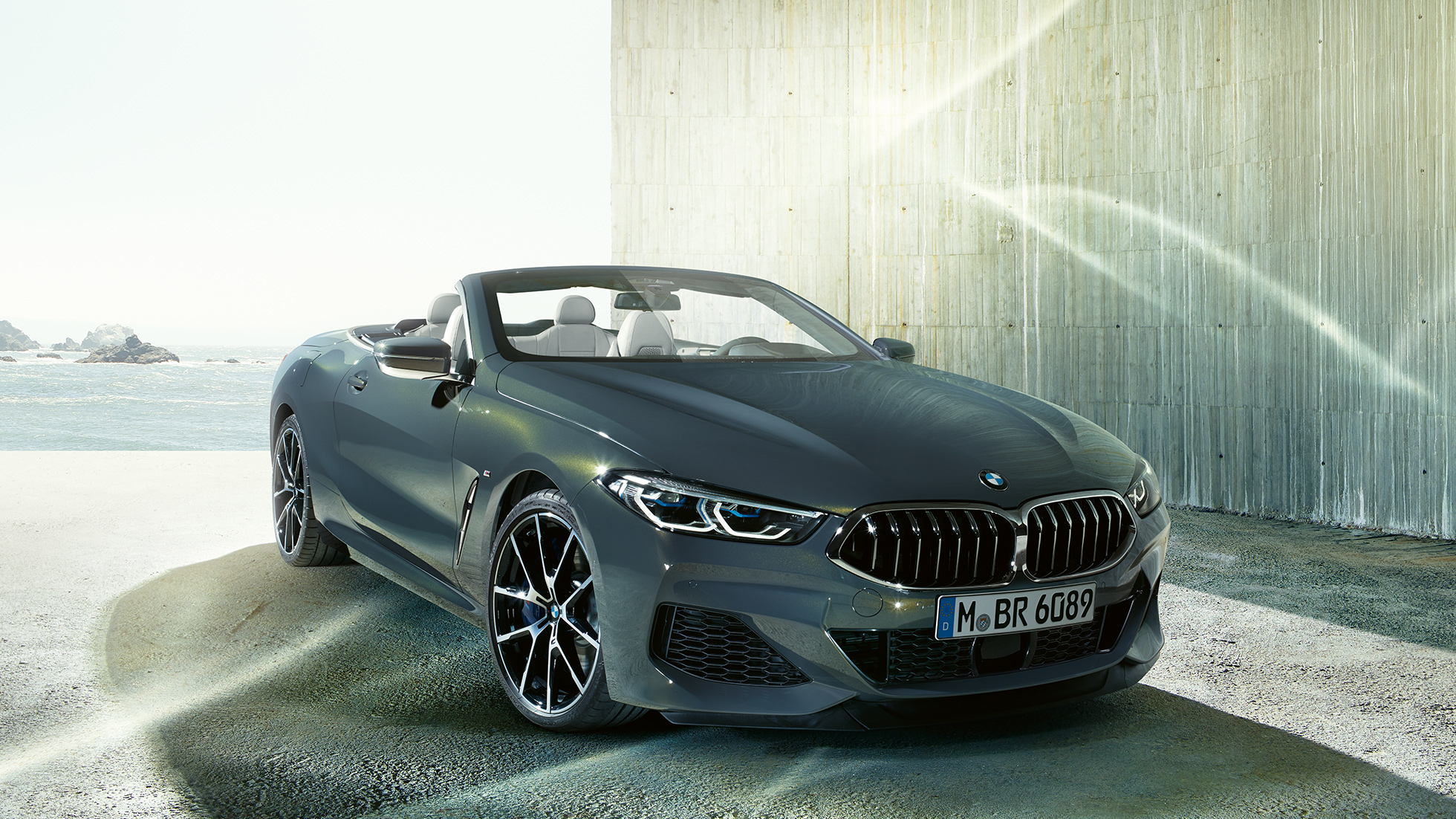 BMW M850i xDrive Dravit Grey metallic, vista a tre quarti dalla parte frontale sinistra. G14 BMW M850i xDrive Dravit Grey metallic, vista a tre quarti dalla parte frontale sinistra. G14