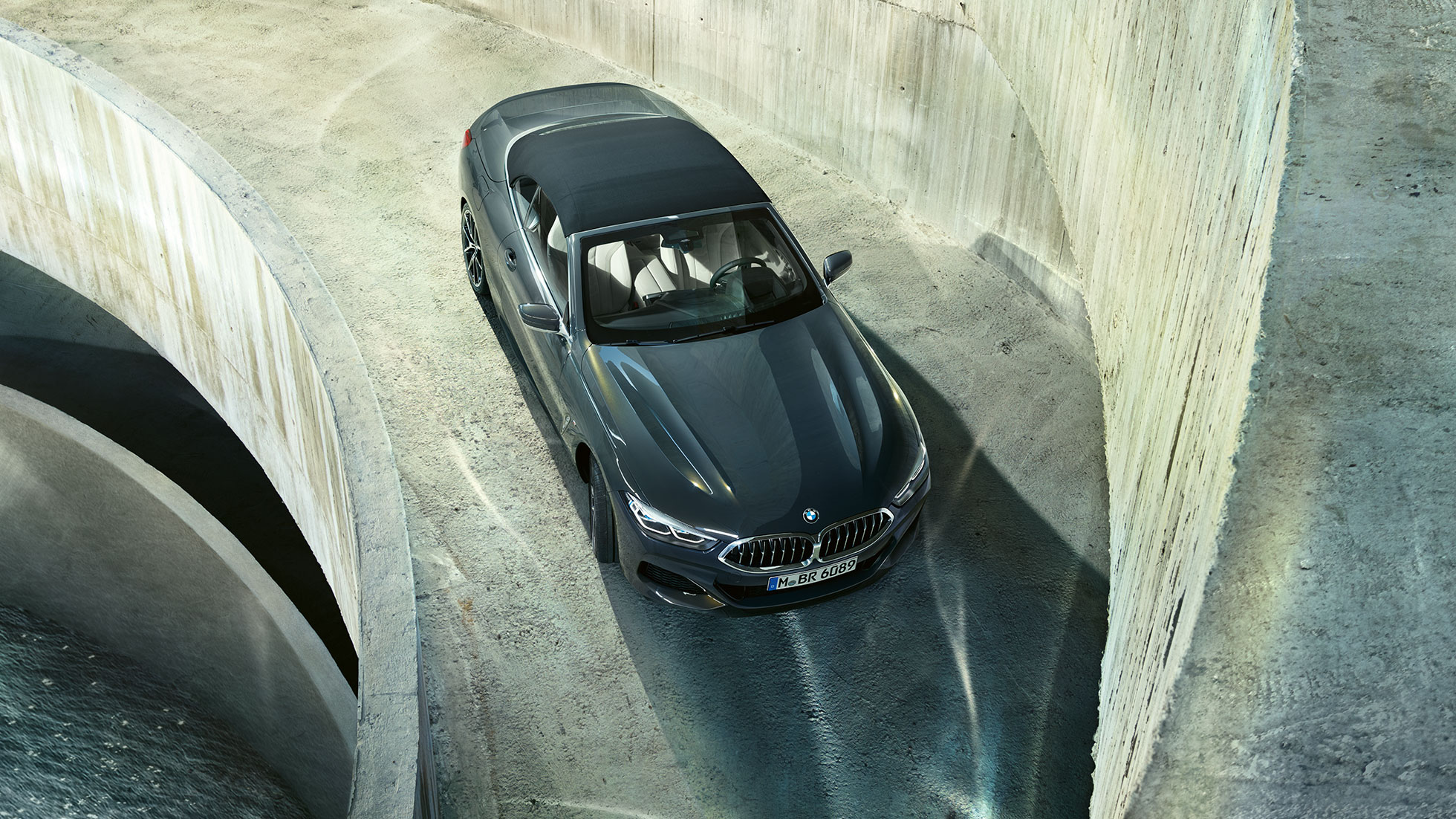 BMW M850i xDrive Dravit Grey metallic con la capote in nero, vista dall'alto. G14 BMW M850i xDrive Dravit Grey metallic con la capote in nero, vista dall'alto. G14