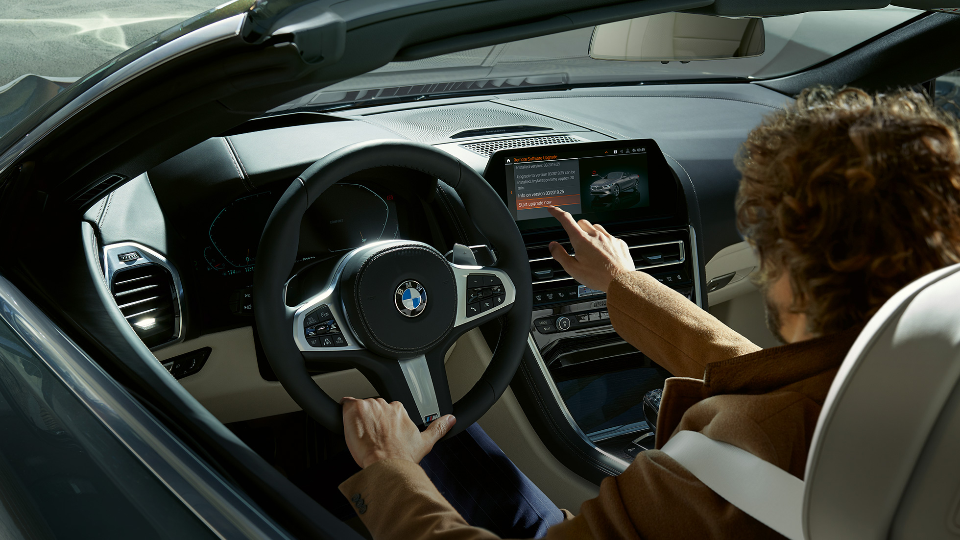 BMW M850i xDrive, conducente che gestisce il BMW Live Cockpit Professional tramite touch control. BMW M850i xDrive, conducente che gestisce il BMW Live Cockpit Professional tramite touch control.